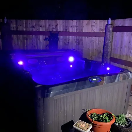 Apartment Gwills Countryside With Hot Tub